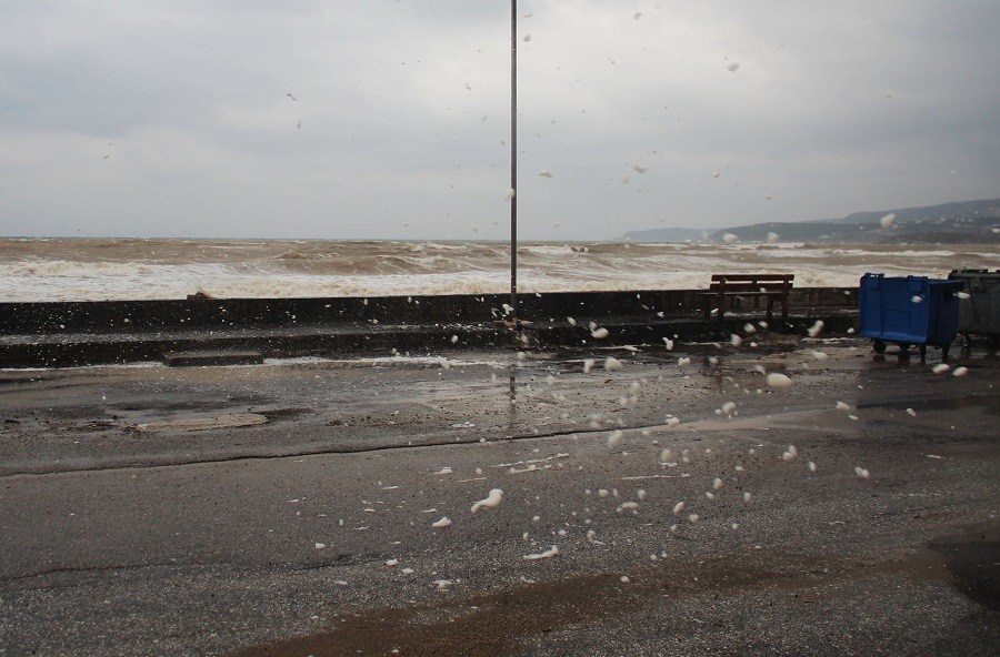 Απίστευτο φαινόμενο στην παραλία των Καλυβών