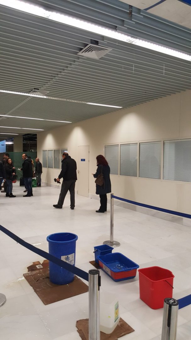 Στάζει νερό από το ταβάνι στο νέο αεροδρόμιο των Χανίων (φωτό)