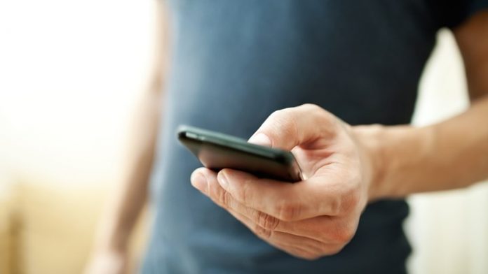 Σας «κατασκοπεύει» το κινητό σας; – Δείτε πώς θα προστατευθείτε