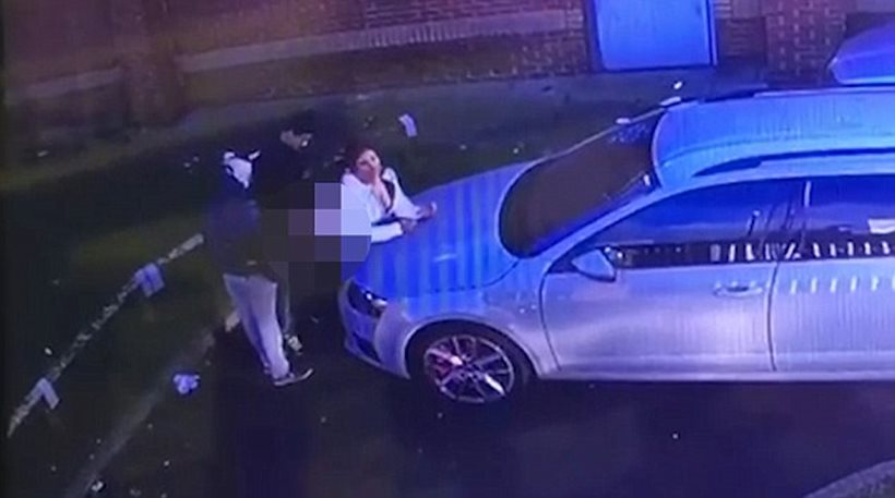 Τρίο έκανε σεξ μέρα-μεσημέρι στο καπό του αυτοκίνητου