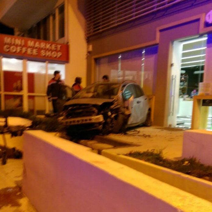 Χανιά: Ιπτάμενο αυτοκίνητο κατέληξε στην πόρτα φαρμακείου! Απίστευτο τροχαίο (Photos)