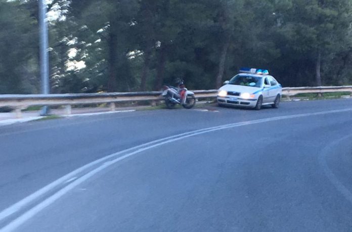 Χανιά: Τροχαίο με μηχανάκι στην Ακρωτηρίου Ο οδηγός «σφήνωσε» στις προστατευτικές μπάρες (Photos)