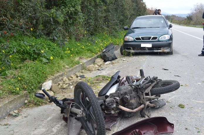 Χανιά: Μηχανάκι τράκαρε σε σταματημένο αυτοκίνητο στην Εθνική Οδό Στο Νοσοκομείο ο οδηγός (Photos)