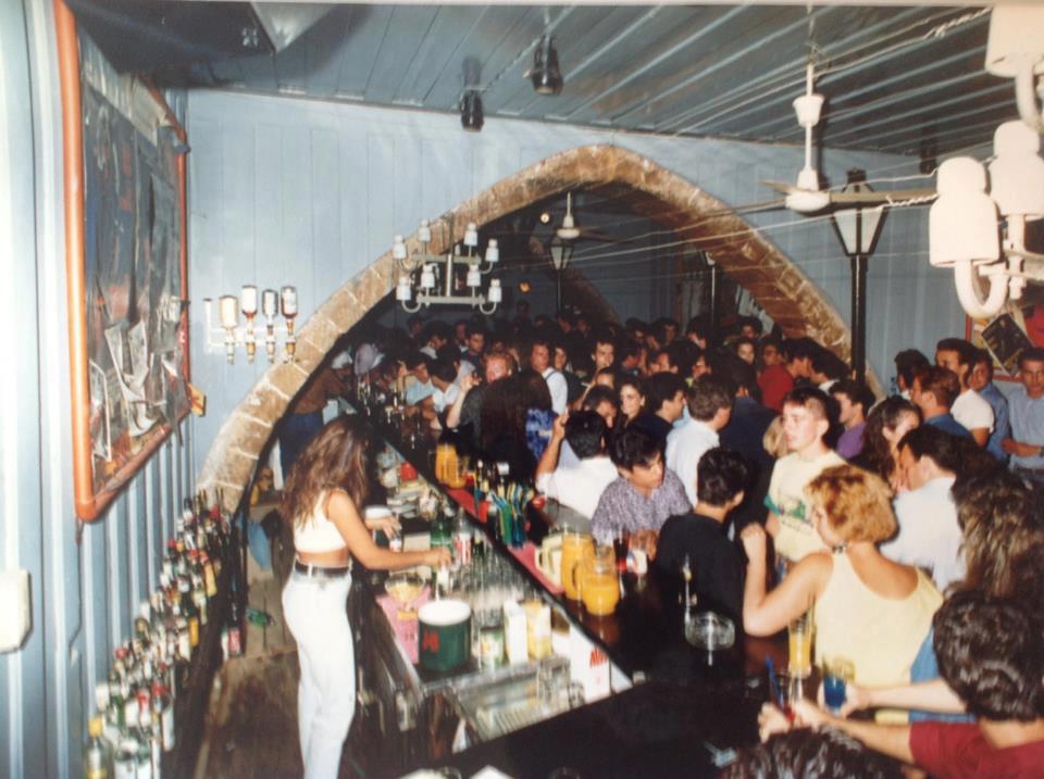 Η φωτογραφία ενός bar στα Χανιά που έγινε Viral - Το αναγνωρίζετε;