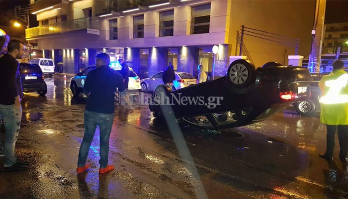 Ανατράπηκε αυτοκίνητο τα ξημερώματα στη μέση κεντρικού δρόμου στα Χανιά
