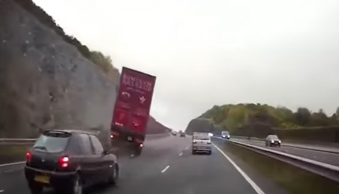 Σοκαριστικό τροχαίο:Φορτηγό πέφτει σε σταματημένο αυτοκίνητο με 2 παιδιά