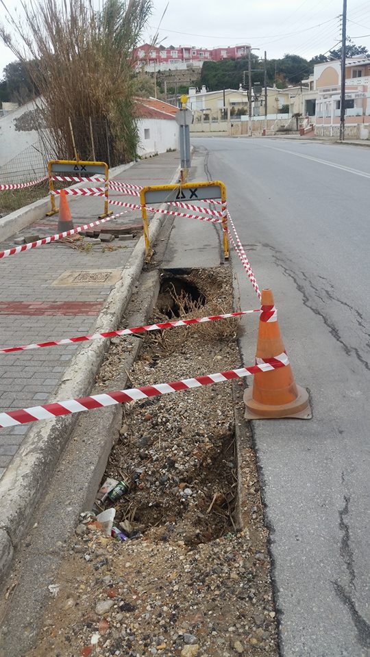 Δρόμος πέφτει στην θάλασσα στην Παλιά Εθνική οδό Χανίων Κισσάμου στο Καλαμάκι (φωτο)