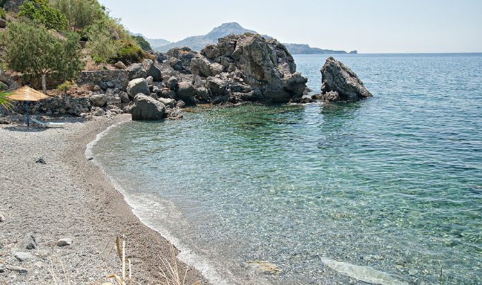 Κρήτη: Η κρυφή παραλία της Σούδας με το εντυπωσιακό ποταμάκι! (Photos)