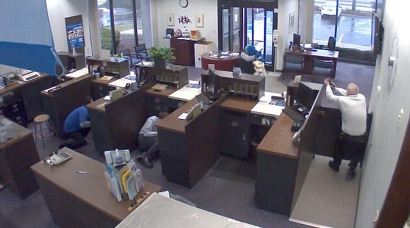 Φύλακας σε τράπεζα ανοίγει πυρ και τραυματίζει θανάσιμα τον ληστή