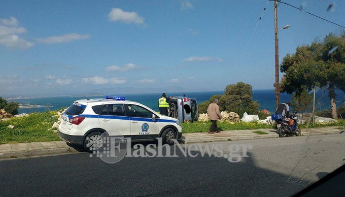 Χανιά: Ανατράπηκε εκτός δρόμου και σταμάτησε λίγο πριν τον γκρεμό (φωτο)