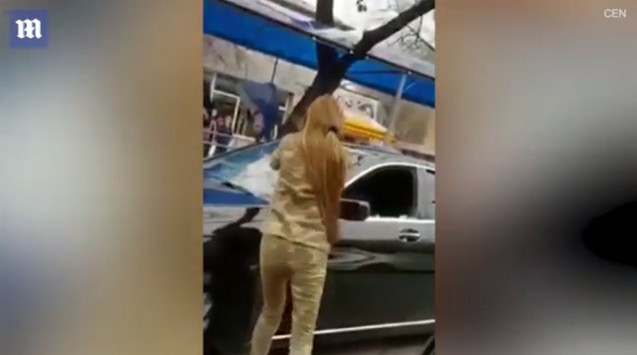 Δεν έκοψε τις ερωτικές σκηνές και του έκανε το αυτοκίνητο καλοκαιρινό!