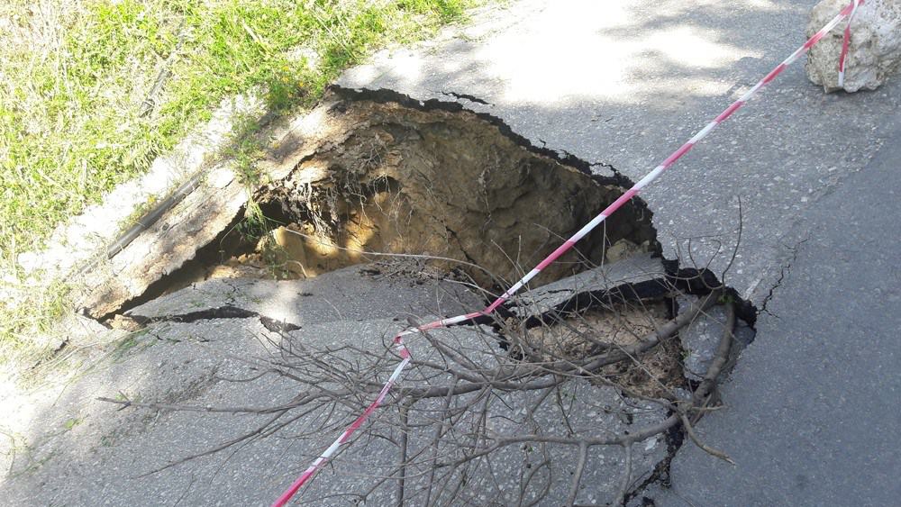 Χανιά: Σοβαρός κίνδυνος από καθίζηση σε δρόμο στο Μάλεμε! (φωτο)