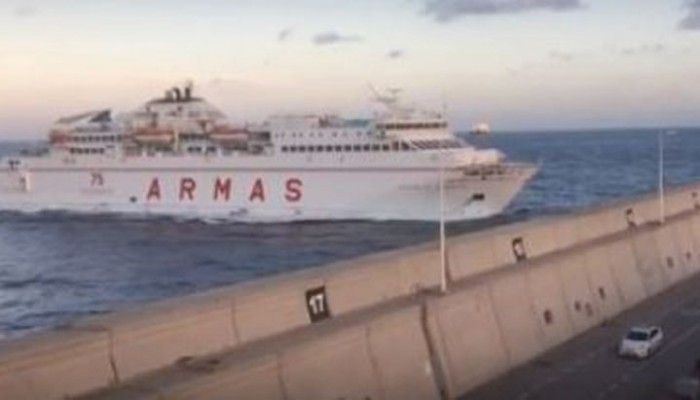 Πλοίο σπάει με την πλώρη το τείχος στο λιμάνι και πέφτει πάνω σε δρόμο