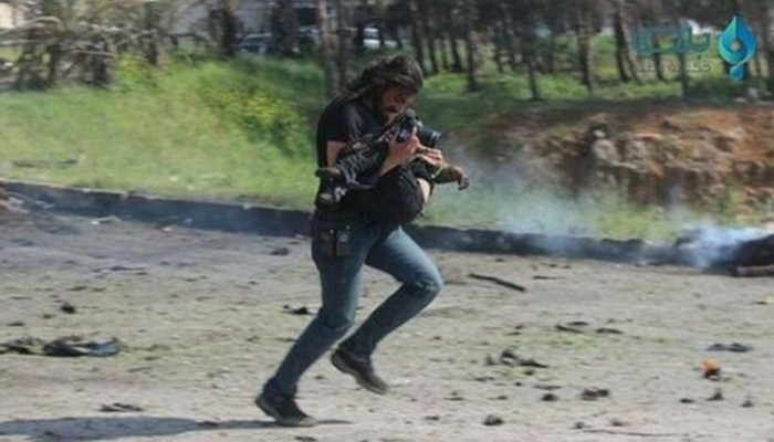 Συγκλονίζει ο φωτογράφος που πέταξε την κάμερα για να κουβαλήσει ένα παιδί
