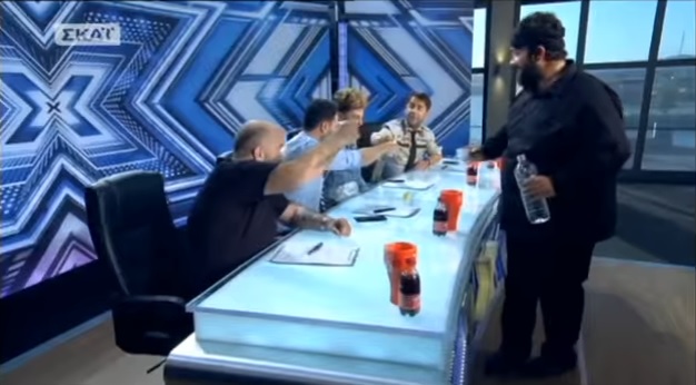 Ο τρελός Κρητικός που πήγε στο X Factor και κερνούσε τσικουδιές (Video)