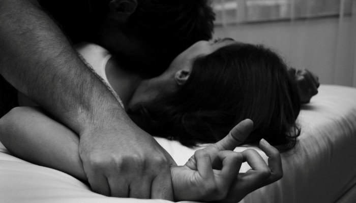 Καλλονή πήγε στα μπουζούκια με 2 άνδρες και ξύπνησε το πρωί γυμνή μαζί τους