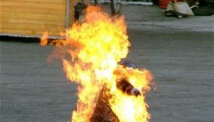 Γιος έκαψε τη μητέρα του ζωντανή προσπαθώντας να αυτοκτονήσουν μαζί