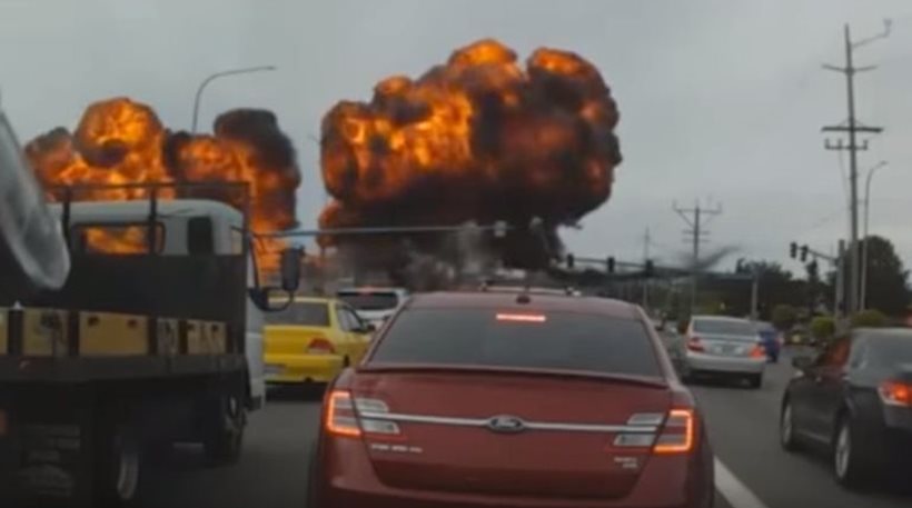 Βίντεο: Αεροπλάνο πέφτει σε αυτοκίνητα, τυλίγεται στις φλόγες και... έζησαν όλοι