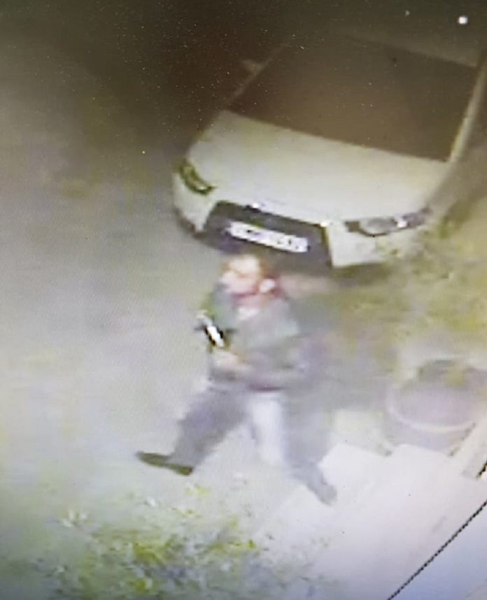 Χανιά: Διαρρήκτης προσπαθούσε να κλέψει και χαμογελούσε στην κάμερα (Video)