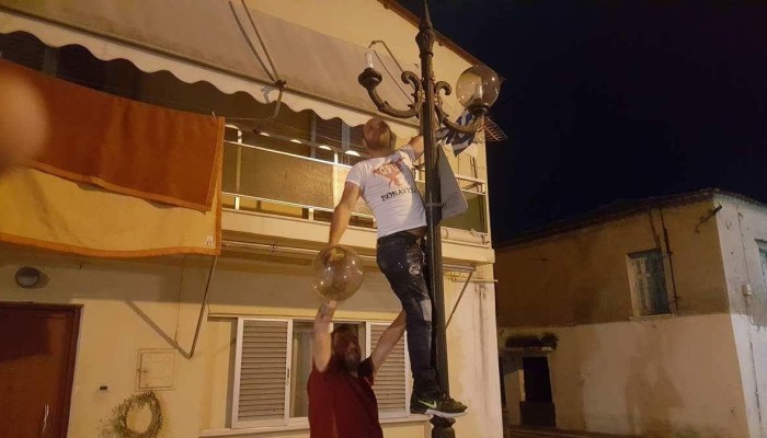 Εκεί φτάσαμε... Άλλαξαν τον ηλεκτροφωτισμό στη Σούδα οι ίδιοι οι κάτοικοι