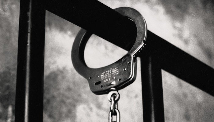 Σοβαρή καταγγελία στα Χανιά: Ο πατέρας την έδεσε με χειροπέδες σε καλοριφέρ
