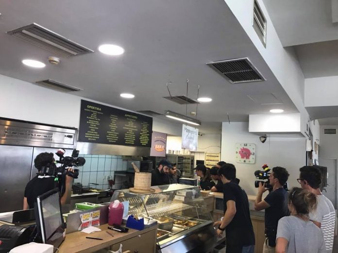 Γάλλοι παίκτες στα Χανιά μαθαίνουν να τυλίγουν πιτόγυρα και πίνουν κοκτέιλς!
