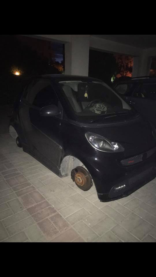 Απίστευτο! Έκλεψαν τις ρόδες απο το αυτοκίνητο του Αντώνη Τσαπατάκη (φωτο)