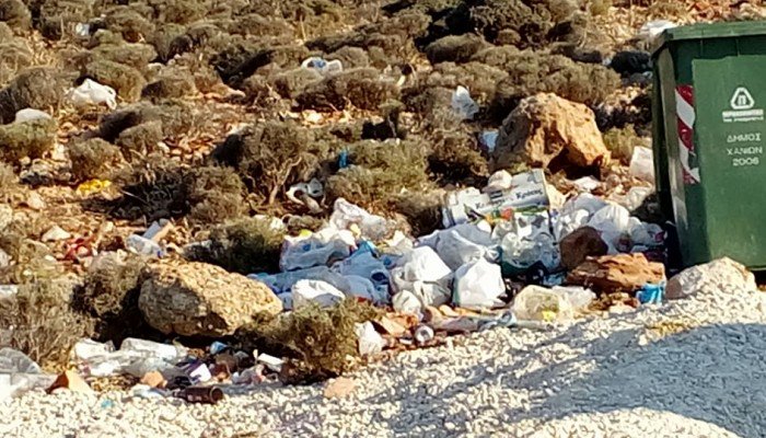 Σεϊτάν Λιμάνια: Παραλία κόσμημα στα Χανιά γεμάτη σκουπίδια