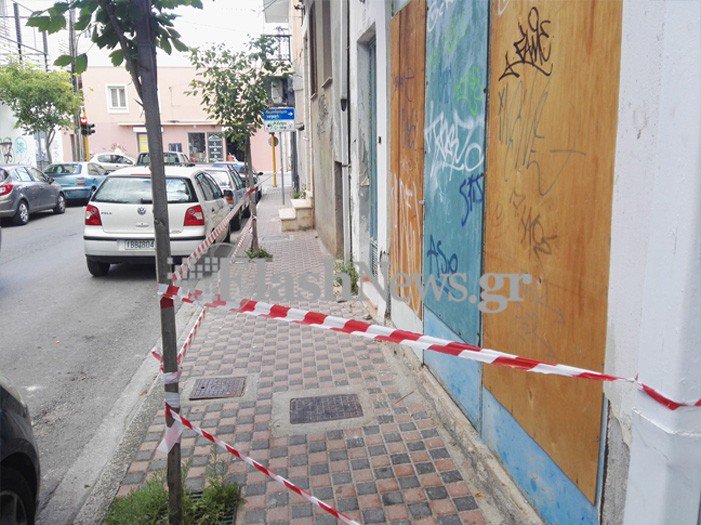 Βρέχει κομμάτια σοβά σε πεζοδρόμιο των Χανίων (φωτο)