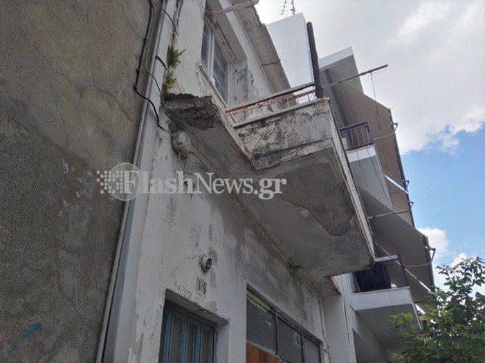 Βρέχει κομμάτια σοβά σε πεζοδρόμιο των Χανίων (φωτο)