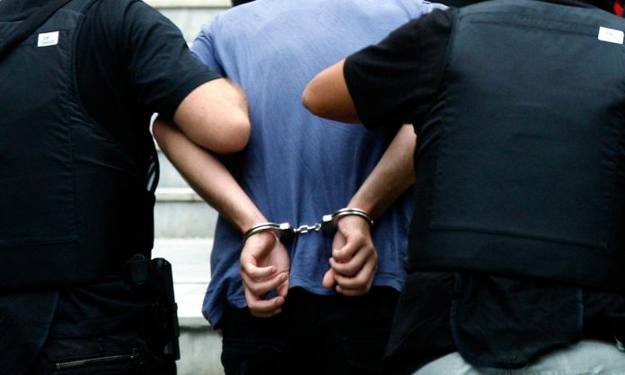 Χειροπέδες σε 37χρονο Χανιώτη με αλεξίσφαιρο γιλέκο, τόξο, μαχαίρια και σφαίρες