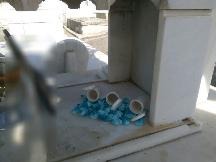 Χανιώτης έκρυβε ναρκωτικά σε τάφο και τα έκανε ντελίβερι με μηχανάκι