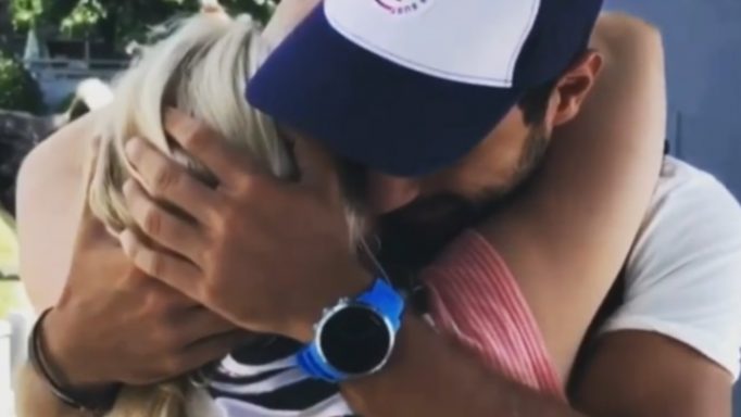 Survivor: Ο Σάκης Τανιμανίδης επέστρεψε! Κατέρρευσε η μητέρα του όταν τον είδε! (video)