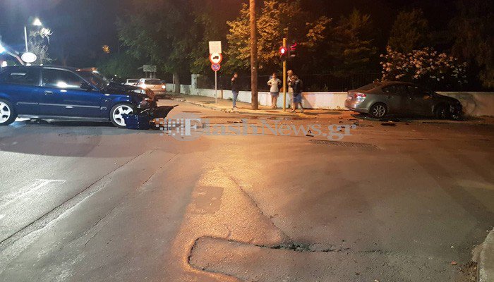 Σφοδρή σύγκρουση αυτοκινήτων σε διασταύρωση στα Χανιά (φωτο)