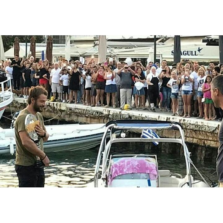 Στη Σκιάθο ο Γιώργος Αγγελόπουλος! Πανικός στο λιμάνι από τον κόσμο!
