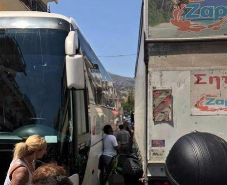 Κρήτη: Απίστευτη εικόνα Σφήνωσε γουρούνα ανάμεσα σε οχήματα