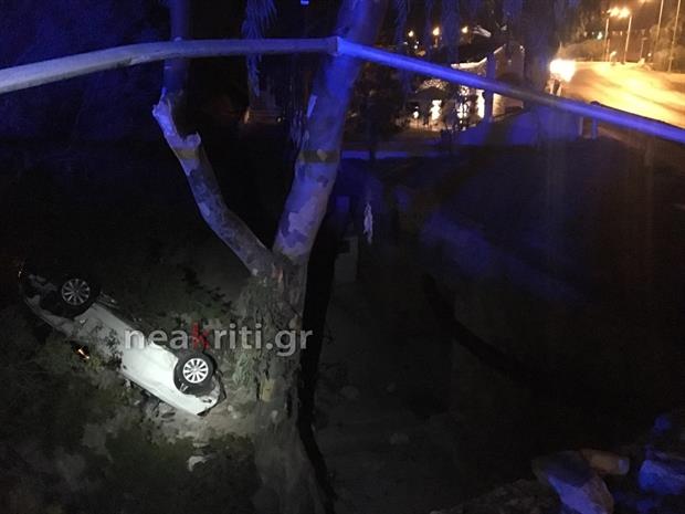 Κρήτη: Αυτοκίνητο «έπεσε» από γέφυρα και καρφώθηκε σε δέντρο (φωτο)