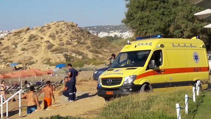 Χανιά: Κόντεψε να πνιγεί στα Άπτερα - Τον έσωσε ο ναυαγοσώστης (φωτο)