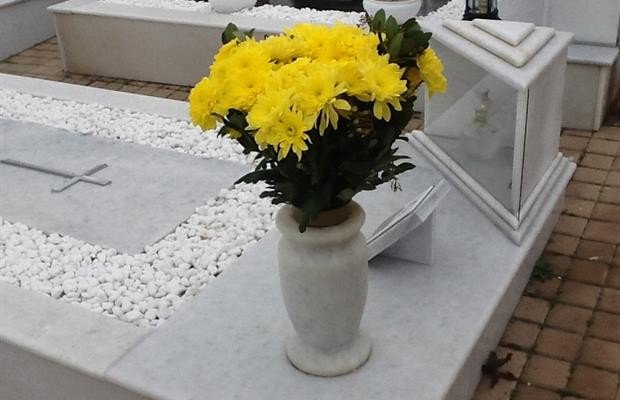 Πρώην δήμαρχος έφτιαξε τον τάφο του εν ζωή και έβαλε την φωτογραφία του!