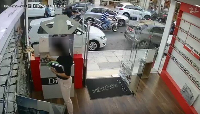 Νεαρή κοπέλα βουτάει γυαλιά ηλίου από κατάστημα οπτικών στα Χανιά (video)