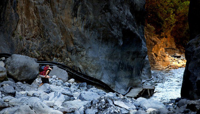 Πήρε την κόρη του στην πλάτη και την πέρασε από το φαράγγι της Σαμαριάς