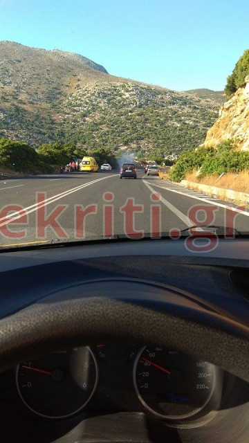Κρήτη: Ανετράπη μίνι μπας στην Εθνική Οδό (φωτογραφίες)