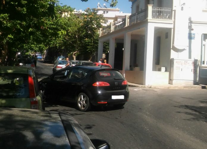 Χανιά: Πήρε παραμάζωμα δύο αυτοκίνητα στην Παπαναστασίου (Photos)