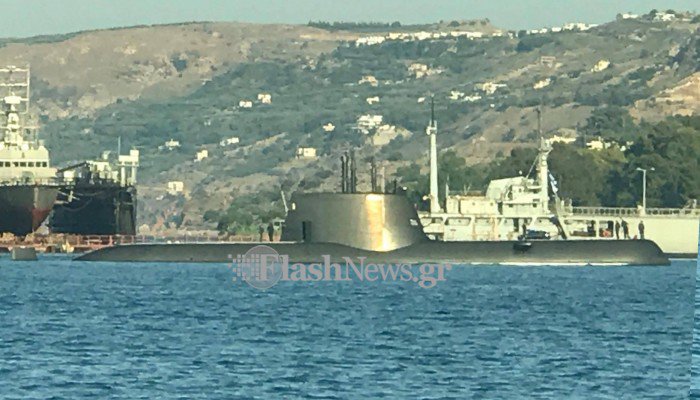 Υποβρύχιο έκανε την εμφάνισή του στο λιμάνι της Σούδα (φωτο-βίντεο)
