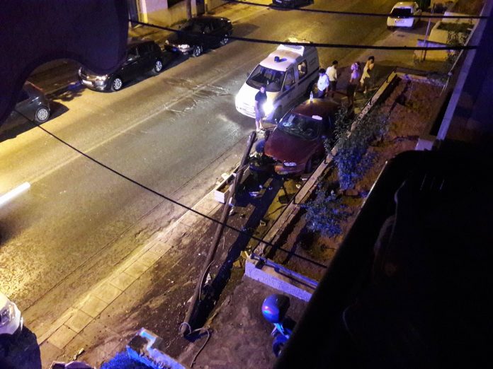 Χανιά: αυτοκίνητο ξεπάτωσε στύλο στην οδό Ακρωτηρίου (Photos)