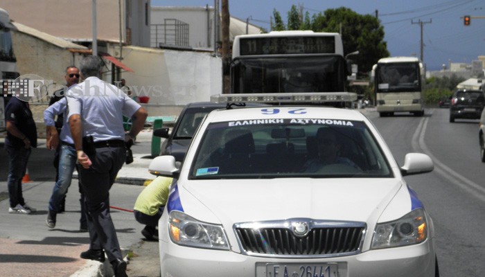 Αυτοκίνητο έπεσε πάνω σε λεωφορείο στην οδό Ακρωτηρίου στα Χανιά (φωτο)