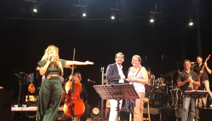 Πρόταση γάμου στη συναυλία της Μποφίλιου στην Κρήτη (φωτό)