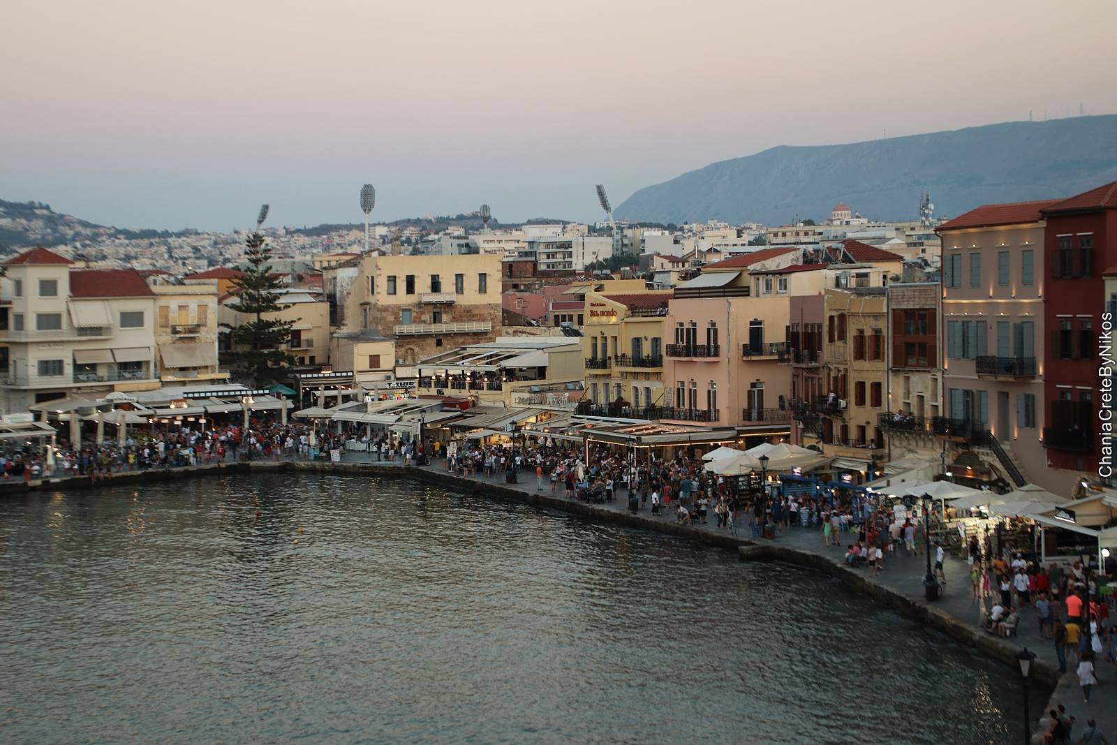 Ορδές επισκεπτών καταφτάνουν στα Χανιά μ’ αεροπλάνα και βαπόρια για Δεκαπενταύγουστο