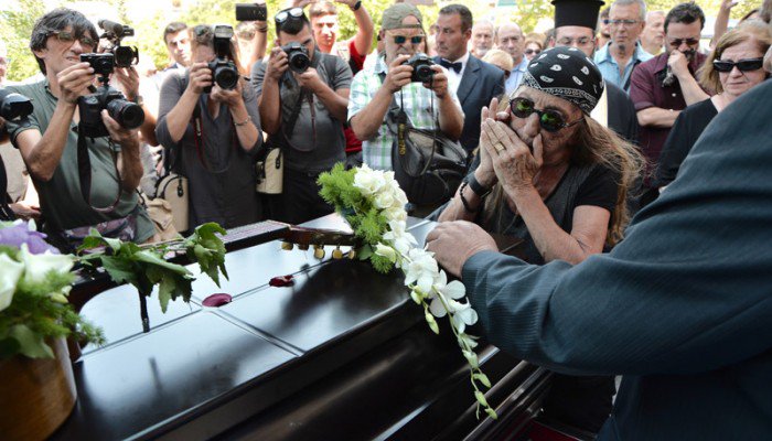 Το τελευταίο αντίο στην Αρλέτα- Πάνω στο φέρετρο η κιθάρα της (βίντεο)