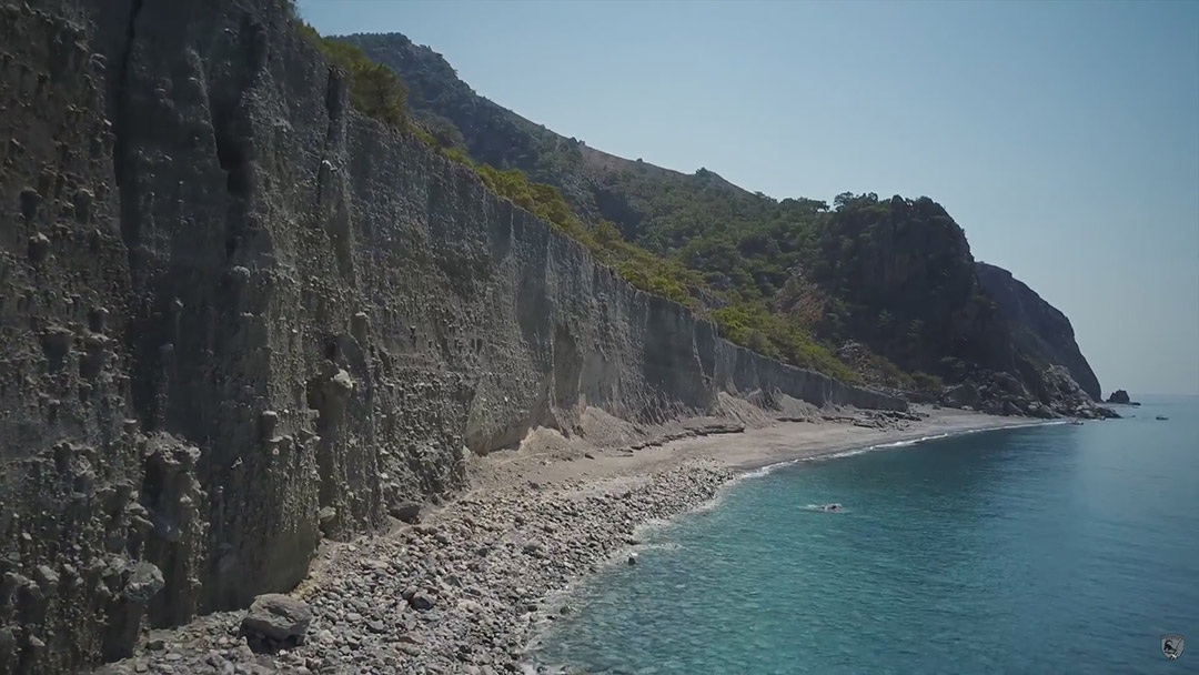 Χανιά: Ταξιδεύοντας με βάρκα από τα Σφακιά έως την Αγιά Ρουμέλη (video)